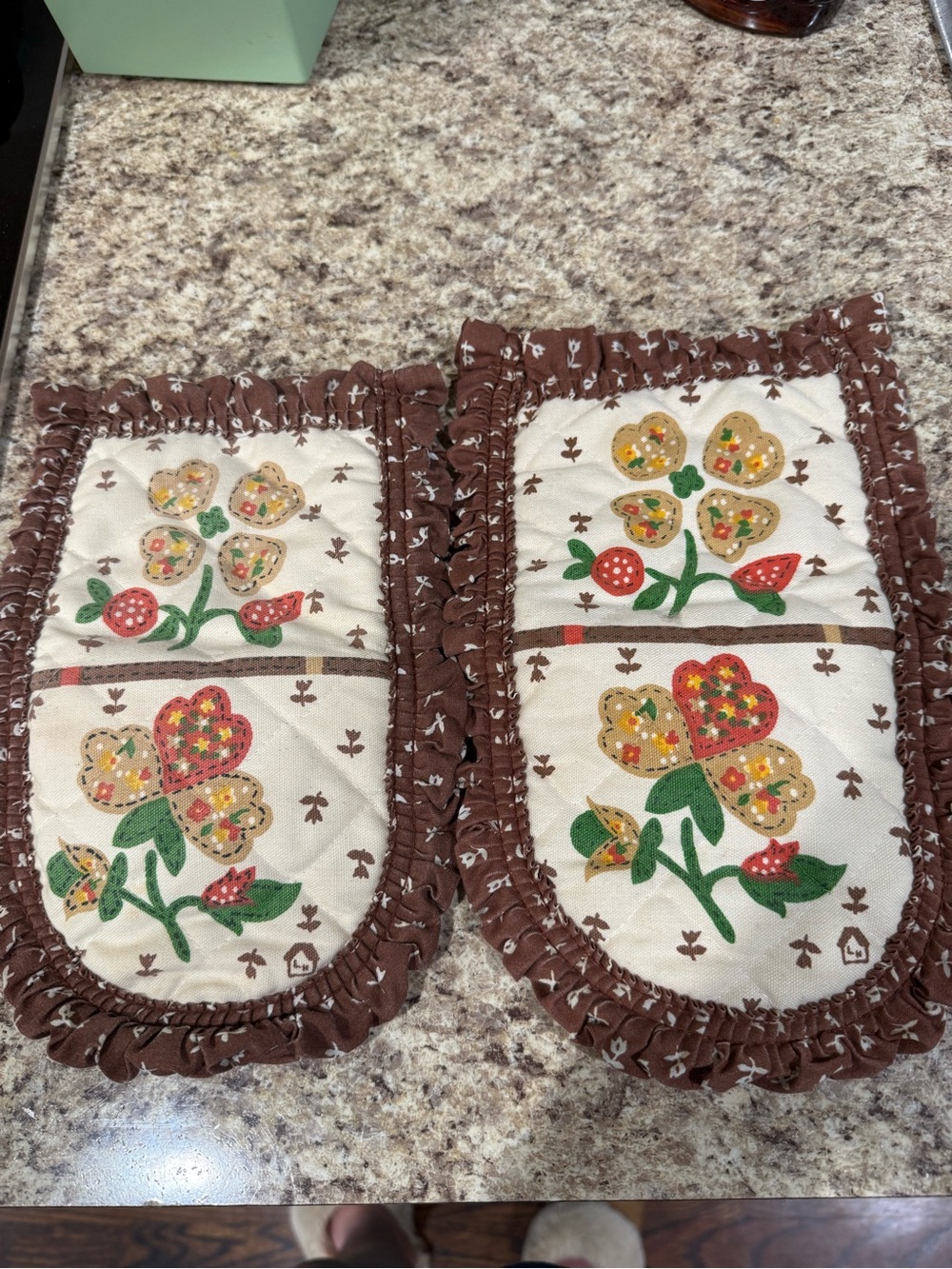 Vintage Floral Quilted Oven Mitt Set in Brown and Cream